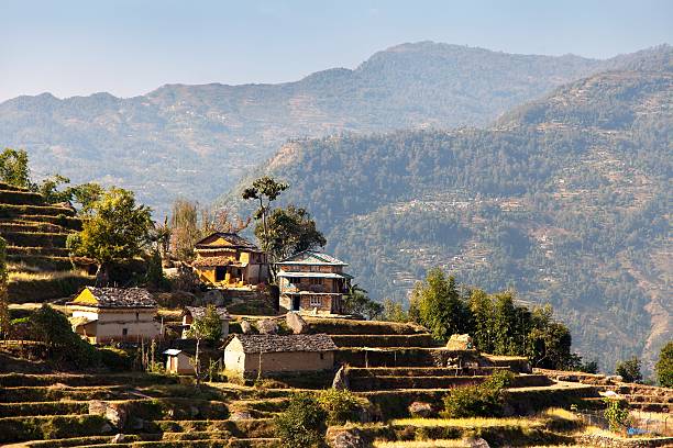 標準美しい村にネパール - mountain himalayas india cabin ストックフォトと画像