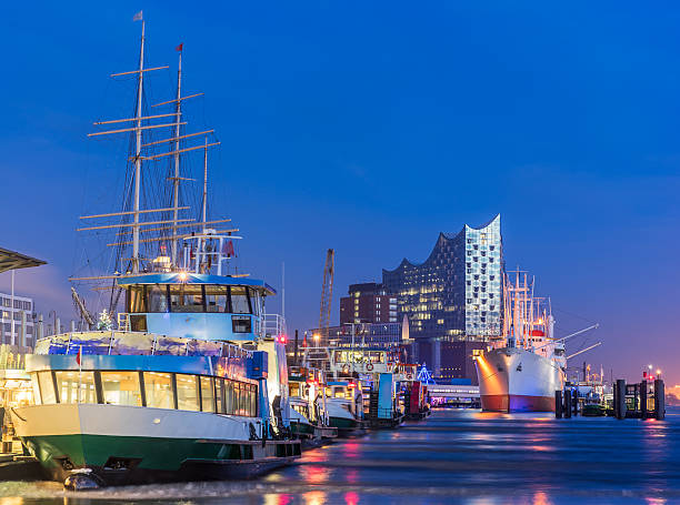 porto di amburgo, della filarmonica dell'elba - passenger ship ferry crane harbor foto e immagini stock