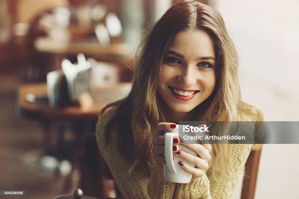 Schöne Frau trinken cappuccino und Essen-Käsekuchen - Lizenzfrei Frauen Stock-Foto