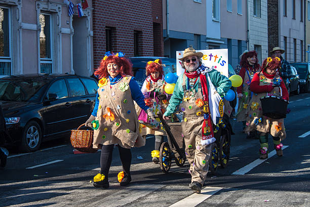 carnaval tradicional en bonn - germany carnival spectator group of people fotografías e imágenes de stock