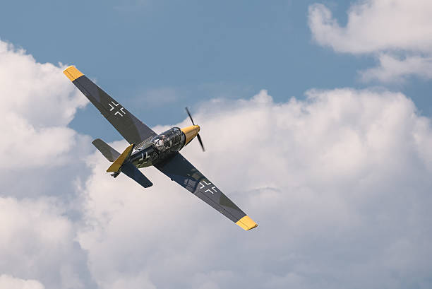 歴史的なドイツのボンバー zlin 205 - airplane stunt yellow flying ストックフォトと画像