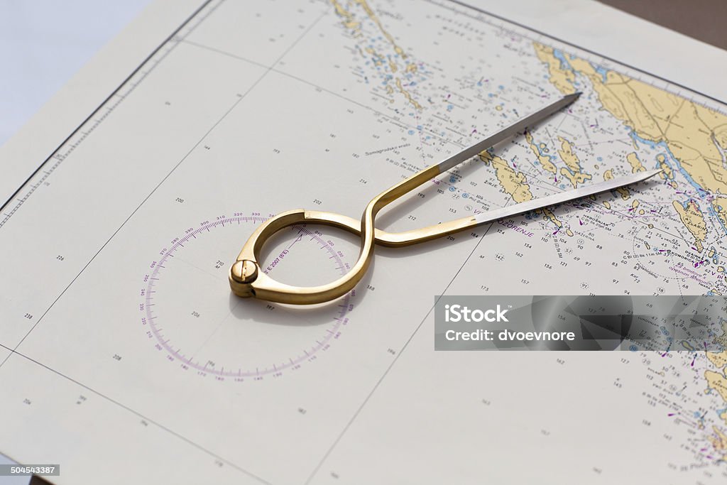 Par de compasses para o mar em um mapa navegação - Foto de stock de Compasso royalty-free