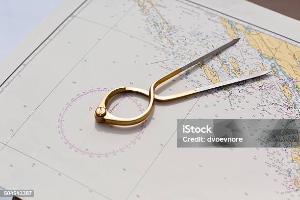 Foto de Par De Compasses Para O Mar Em Um Mapa Navegação e mais fotos de stock de Compasso - Compasso, Velejar, Afiado