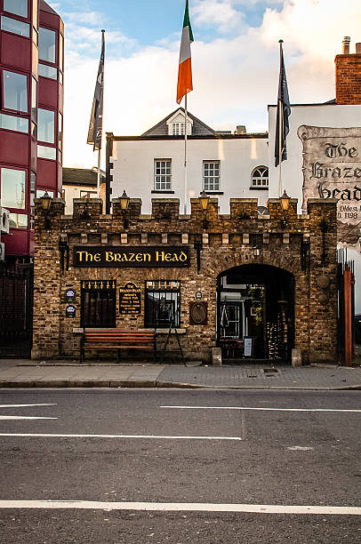 il pub brazen testa a dublino, irlanda - dublin ireland brick built structure building exterior foto e immagini stock