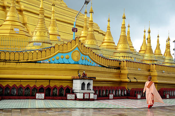 mujer ascetic o monja budistas caminando en pagoda shwemawdaw pagoda - paya fotografías e imágenes de stock