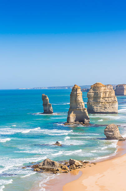 the twelve apostles-bergkette in victoria, australien - australian culture landscape great ocean road beach stock-fotos und bilder