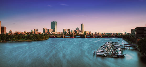 boston skyline in der dämmerung - clear sky urban scene boston massachusetts stock-fotos und bilder