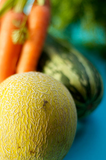 owoce i warzywa na niebieskim tle - carrot isolated bunch baby carrot zdjęcia i obrazy z banku zdjęć