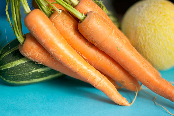 owoców i veg - carrot isolated bunch baby carrot zdjęcia i obrazy z banku zdjęć