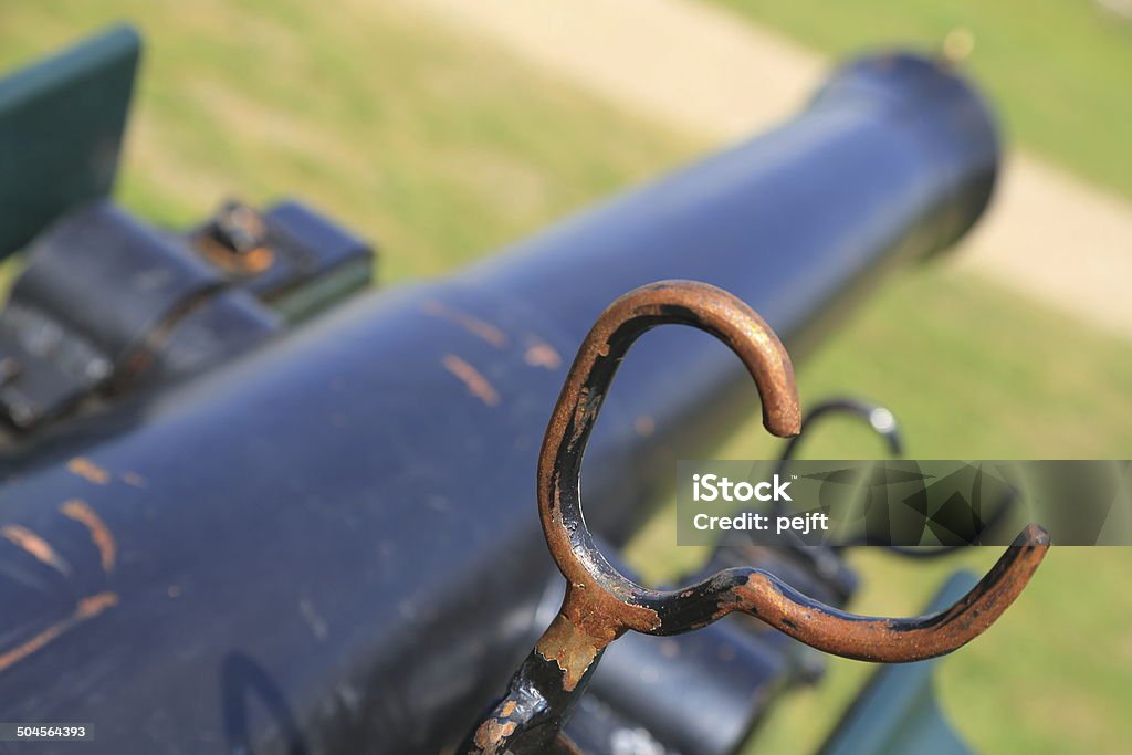 Apuntando con antiguas cannon - Foto de stock de Antiguo libre de derechos