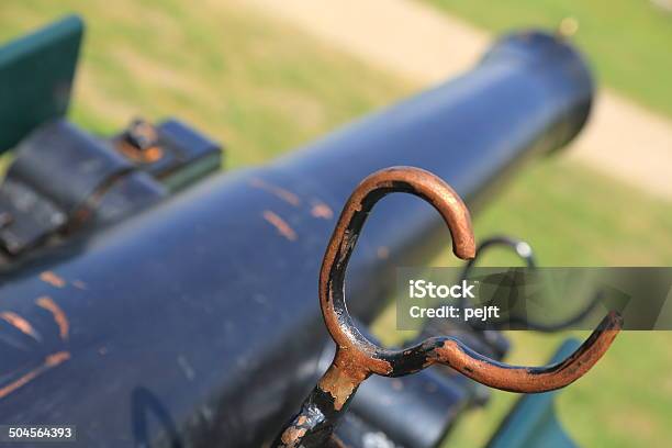 Apuntando Con Antiguas Cannon Foto de stock y más banco de imágenes de Antiguo - Antiguo, Apuntar, Arma