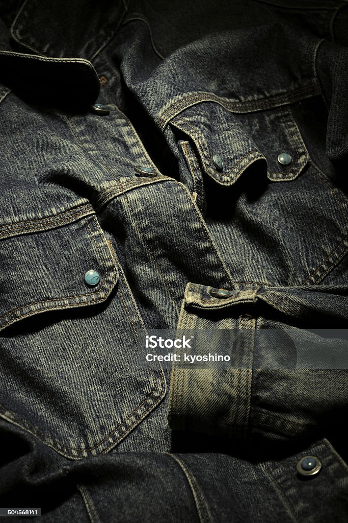 近くの古い jeans のデニムジャケットに注目 - カジュアルウェアのロイヤリティフリーストックフォト