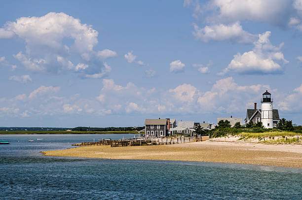 sandy pescoço e cottages luz - cape cod bay imagens e fotografias de stock