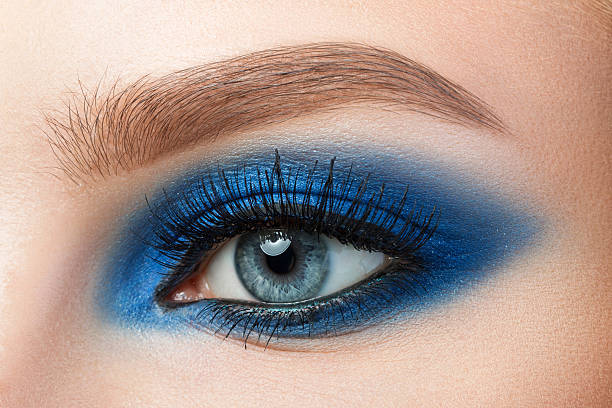 крупным планом глаза голубые женщина с красивый синий дымчатый глаз - make up eyelash women beauty стоковые фото и изображения