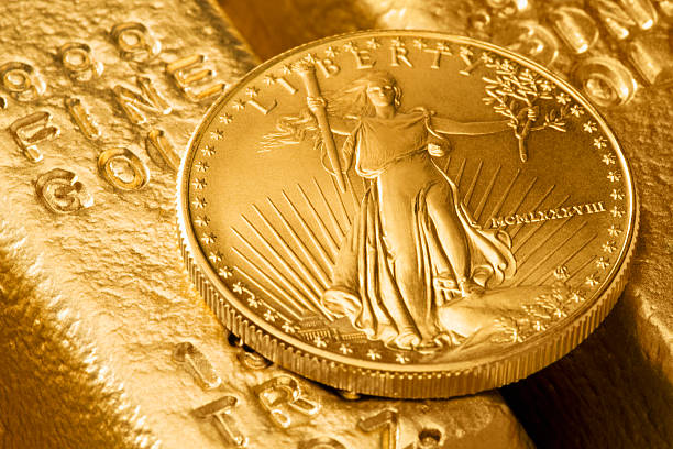 gold bars und goldene münze - gold coin ingot bullion stock-fotos und bilder