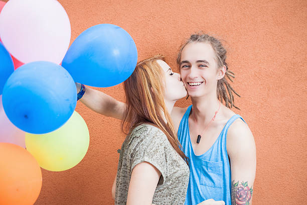 wakacje koncepcja walentynki, celebration z balonów - hippie women dreadlocks human hair zdjęcia i obrazy z banku zdjęć