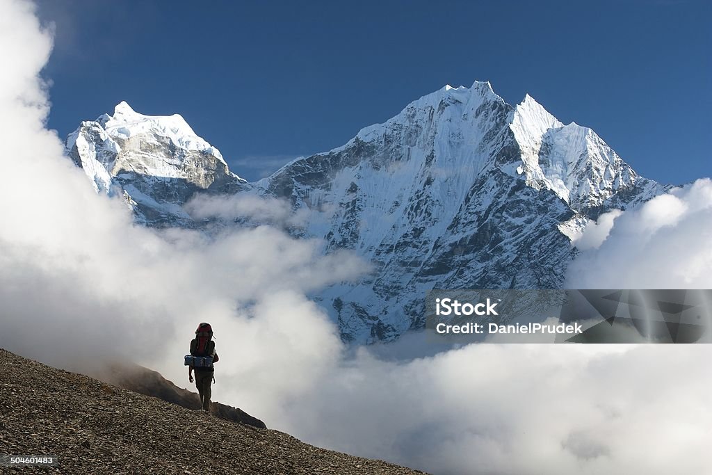 Kangtega i Thamserku daszek z turystów-Nepal - Zbiór zdjęć royalty-free (Mount Everest)