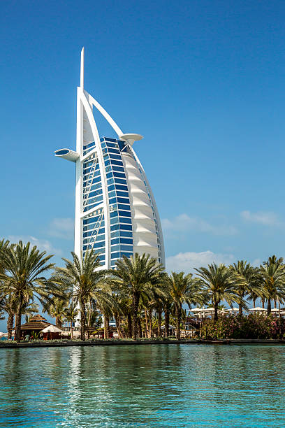 burj al arab, dubai, vae - editorial tall luxury contemporary stock-fotos und bilder