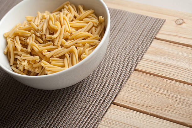 Uncooked Pasta in una ciotola su un angolo - foto stock