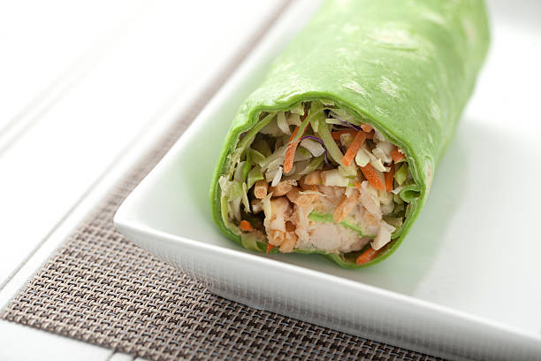 Di pollo e verdure insalata Wrap - foto stock