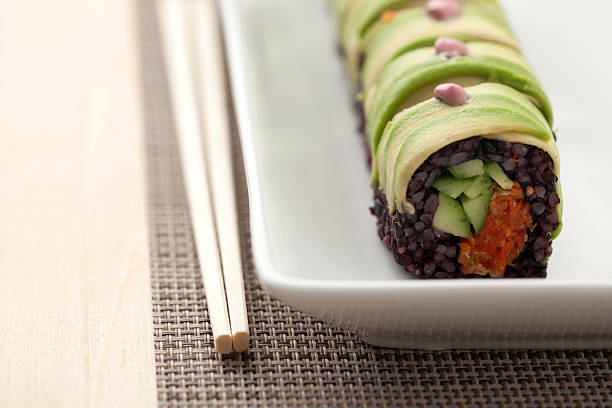 Vegetariana de Quinoa e abacate, Sushi Califórnia - foto de acervo