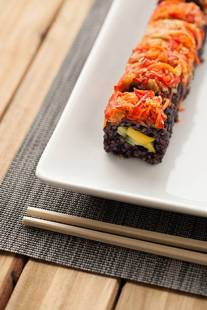 Vegane Quinoa Feuerwerkskörper Sushi-Rolle auf einer Platte – Foto