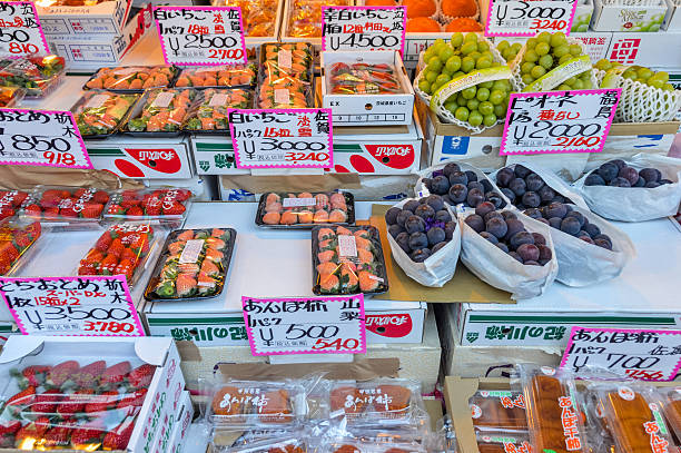 productos frescos en el mercado de pescado de tsukiji en tokio - agricultural fair farmers market squash market fotografías e imágenes de stock