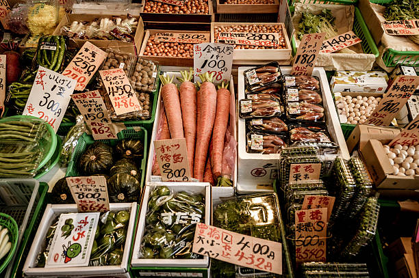 productos frescos en el mercado de pescado de tsukiji en tokio - agricultural fair farmers market squash market fotografías e imágenes de stock