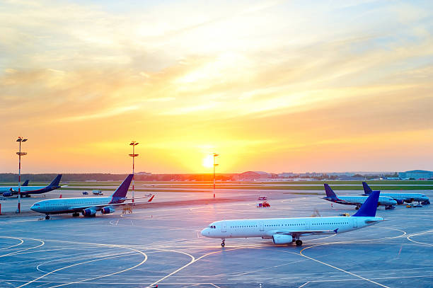 aviões no aeroporto - sheremetyevo imagens e fotografias de stock