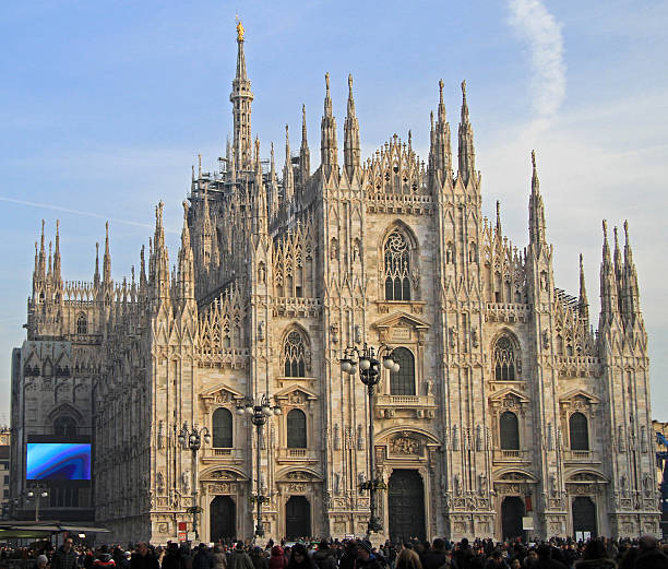 la célèbre cathédrale de milan - middle ages architecture and buildings place of worship church photos et images de collection