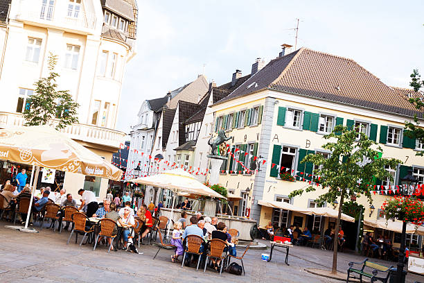 sommer-kurzurlaub am square marktplatz von rothenburg ob der tauber - ratingen stock-fotos und bilder