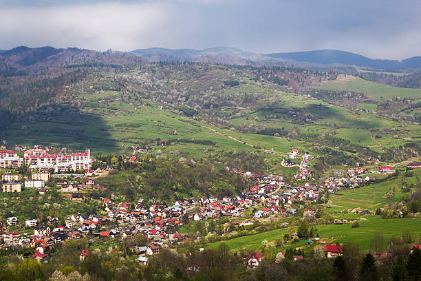 小さな町をお楽しみいただけます。島 beskids ます。limanowa 、ポーランドます。 - lesser poland ストックフォトと画像