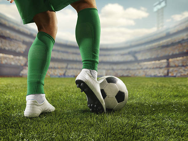 primer plano de un jugador de fútbol con pelota - botas de fútbol fotografías e imágenes de stock