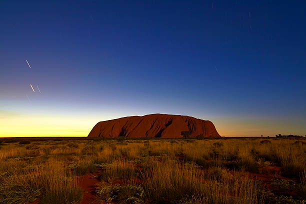 달 밤에 울 룰 루 - uluru australia northern territory sunrise 뉴스 사진 이미지