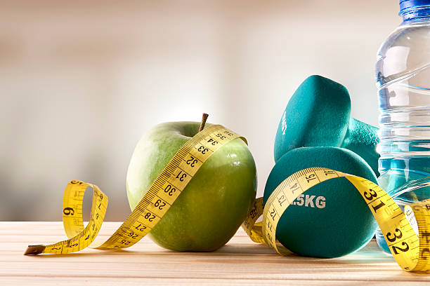 salute, dieta e stile di vita e sport palestra sfondo di vista frontale - weights dieting apple healthy eating foto e immagini stock