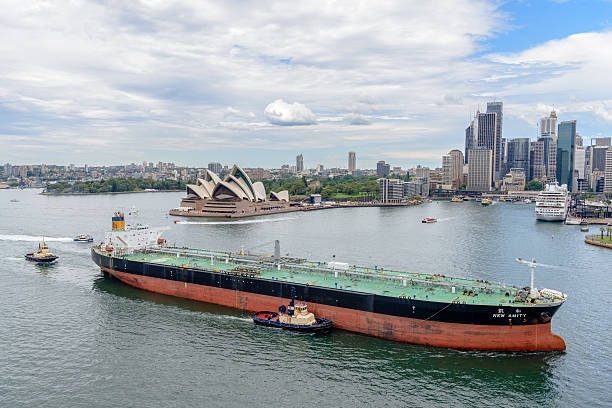 petroleiro com cabo barcos no porto de sydney - sydney opera house - fotografias e filmes do acervo