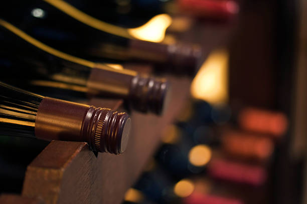 병의 와인을 shelve - wine cellar basement wine bottle 뉴스 사진 이미지
