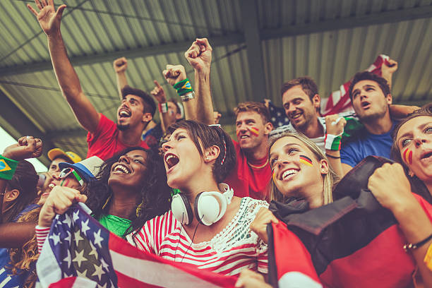 grupo multirracial de las naciones unidas partidarios juntos - american football soccer stadium football fotografías e imágenes de stock