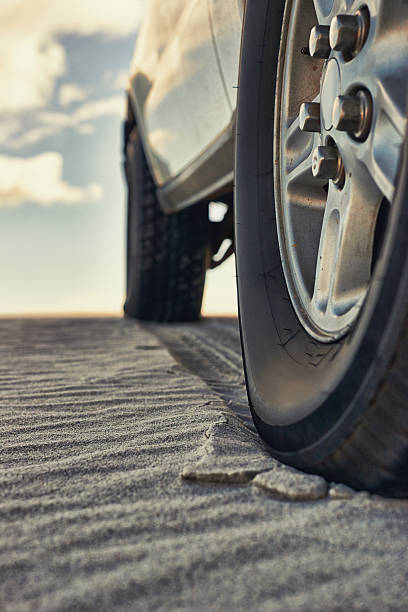 ¿qué camino? - sports utility vehicle 4x4 car tire fotografías e imágenes de stock