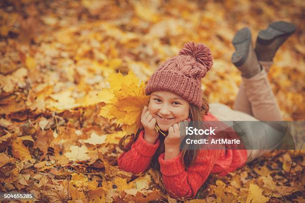 Criança No Outono - Fotografias de stock e mais imagens de Amarelo - Amarelo, Ao Ar Livre, Bouquet