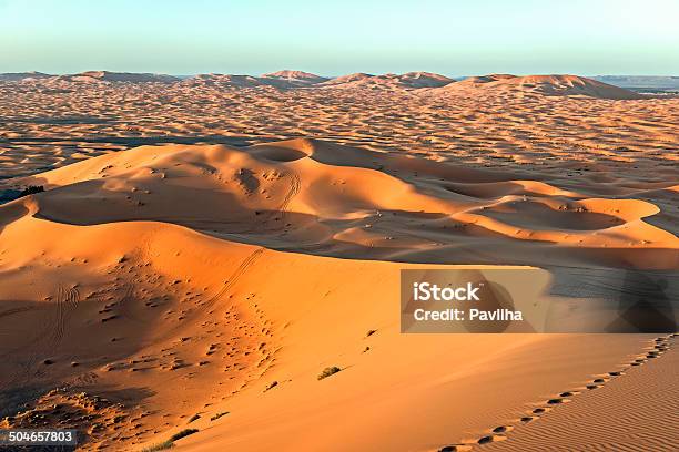 Эрг Chebbi Песчаные Дюны Марокко Северная Африка — стоковые фотографии и другие картинки Erg Chebbi Dunes - Erg Chebbi Dunes, Африка, Без людей