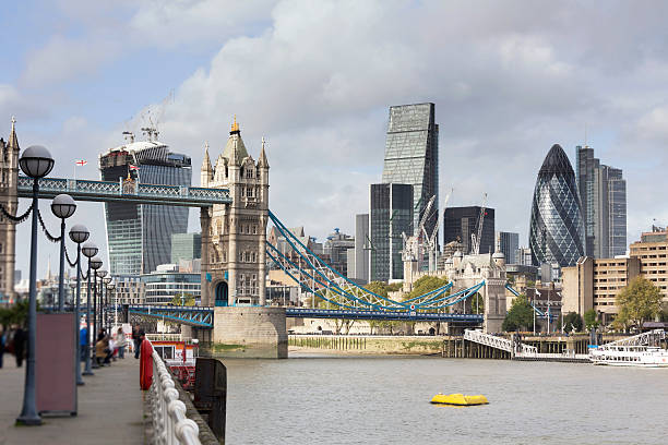 ロンドンの街とタワーブリッジ - crane skyline uk tower of london ストックフォトと画像