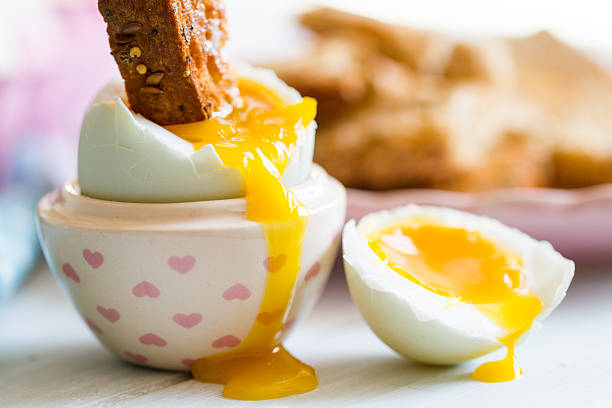 abierto de pato huevo hervido azul con una yema con pan tostado - soft boiled fotografías e imágenes de stock