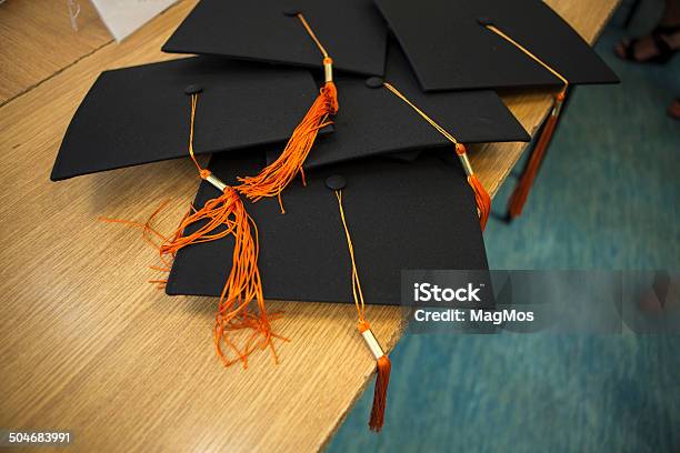 Cappelli Studente In Gioco - Fotografie stock e altre immagini di Berretto - Berretto, Catasta, Celebrazione della laurea