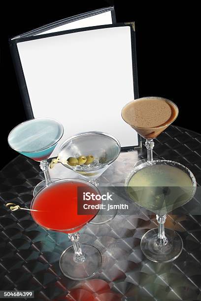 Leere Martini Cocktails Mit Farbenfrohen Martinis In Den Vordergrund Stockfoto und mehr Bilder von Abflugbereich