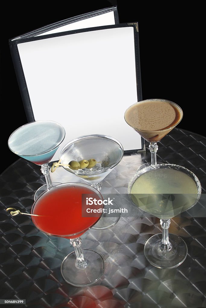 Branco martini cocktail de menu com colorido martinis em primeiro plano - Royalty-free Bar - Local de entretenimento Foto de stock