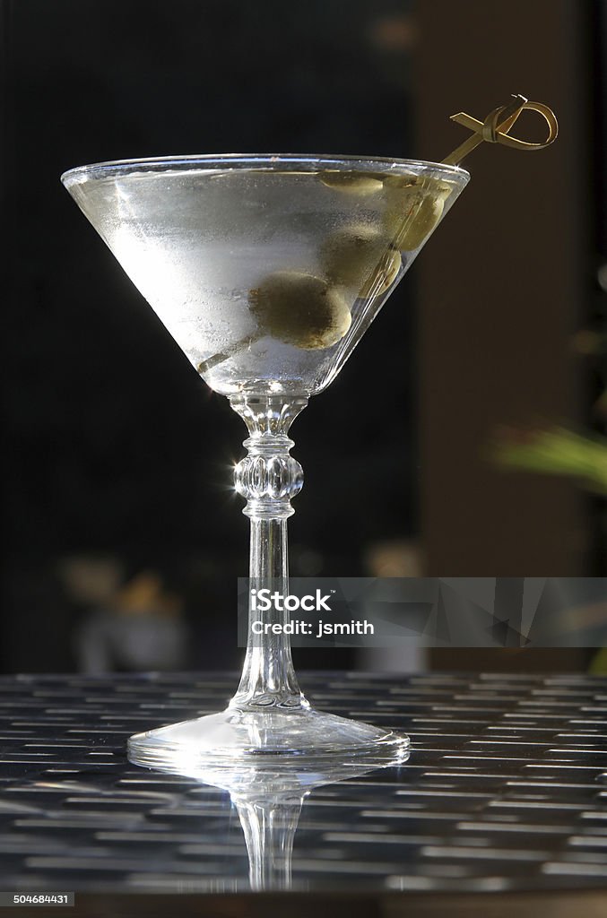 Klasyczne trzy olive martini na stół - Zbiór zdjęć royalty-free (Alkohol - napój)