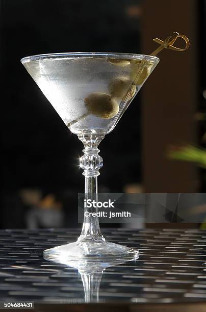 Klasyczne Trzy Olive Martini Na Stół - zdjęcia stockowe i więcej obrazów Alkohol - napój - Alkohol - napój, Bar - Lokal gastronomiczny, Bez ludzi