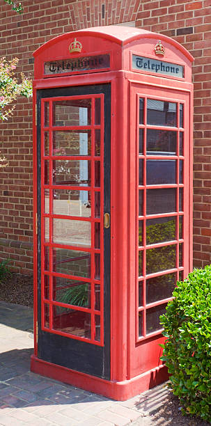 "finestra della chiamata" - telephone booth telephone panoramic red foto e immagini stock