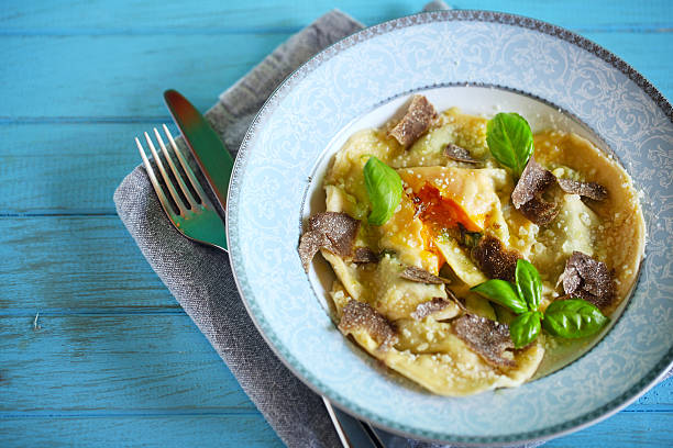 ravioli farciti con tuorlo d'uovo e ricotta, con scaglie di tartufo nero - edible mushroom mushroom ravioli basil foto e immagini stock